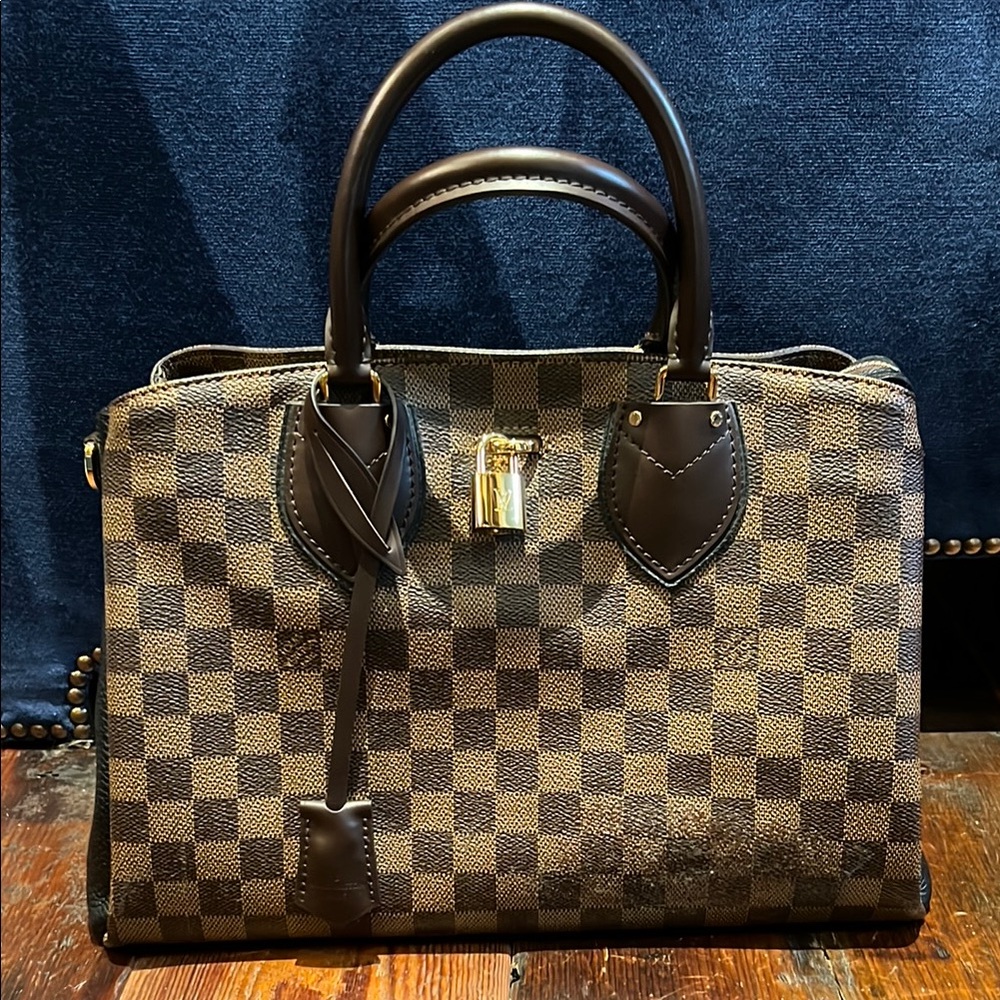 Louis Vuitton bag like new but front damage (see photos)